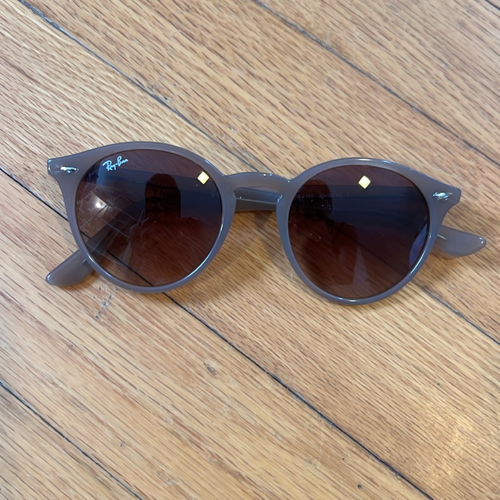 Ray-Ban RB4259 Round Sunglasses with Case - Picture 2 of 4